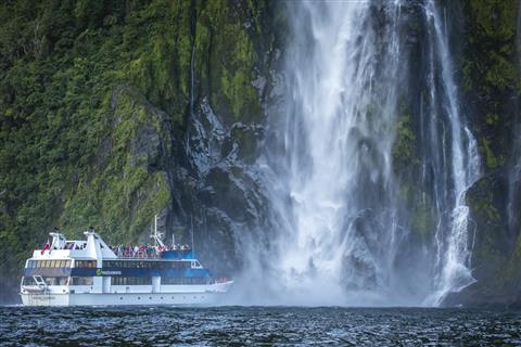 世界遺産ミルフォードサウンド（遊覧船の一例）（C)Real NZ